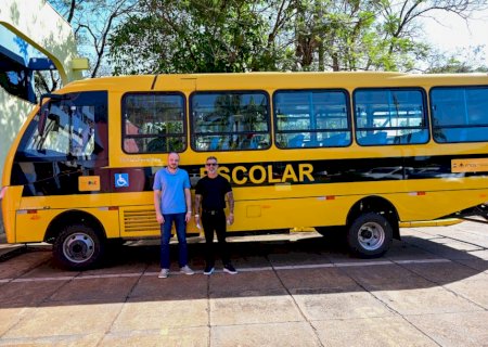 Educação de Ivinhema recebe novo ônibus escolar por meio do Governo Federal