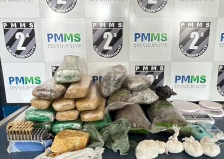 Polícia Militar fecha ponto de tráfico e apreende duas malas de drogas na cidade de Caarapó