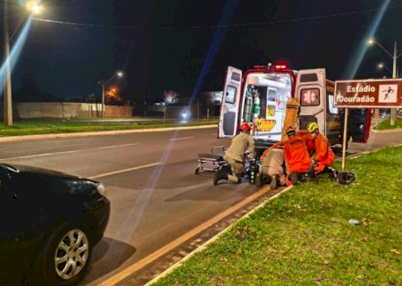 Homem perde o controle da moto, bate em placa e morre após atendimento