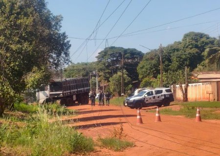Ivinhema: Homem abandona carreta com drogas e foge a pé durante abordagem policial em Vila Amandina