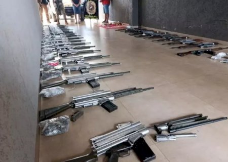 Arsenal de guerra com 30 fuzis é apreendido na regiao de fronteira