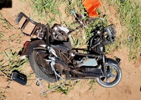 Caminhonete bate em bicicleta elétrica e deixa pai e filha feridos na BR-163