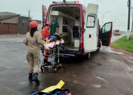 Mulher fica ferida após queda de moto em rotatória entre o bairro Solar do Vale e bairro Itapoã, em Ivinhema