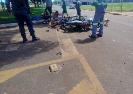 Angélica: acidente entre duas motos em frente à Delegacia de Polícia Civil deixa duas pessoas gravemente feridas