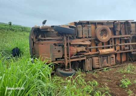 Ivinhema: caminhão desvia de buraco, é atingido por carreta e tomba na BR-376